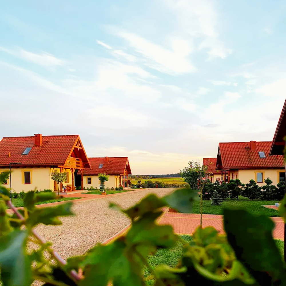 Domki nad Narwią — gdzie zatrzymać się na wakacjach? Kompletny przewodnik